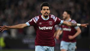 Saat Liga Inggris 2023/2024 baru memasuki pekan pembuka, Manchester City harus kehilangan gelandang andalan mereka, Kevin De Bruyne yang mengalami cedera serius. Dalam laga kontra Burnley, KDB ditarik keluar pada menit ke-23 setelah cederanya kambuh. Dengan masa pemulihan yang diperkirakan akan memakan waktu lama, The Citizens pun dikabarkan segera mencari alternatif pengganti Kevin De Bruyne. Empat gelandang berikut mungkin bisa jadi pertimbangan. (AFP/Ben Stansall)