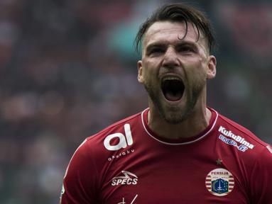 Striker Persija Jakarta, Marko Simic, merayakan gol yang dicetaknya ke gawang Barito Putera pada laga Liga 1 di Stadion Patriot, Jawa Barat, Selasa (30/10). Persija menang 3-0 atas Barito. (Bola.com/Vitalis Yogi Trisna)