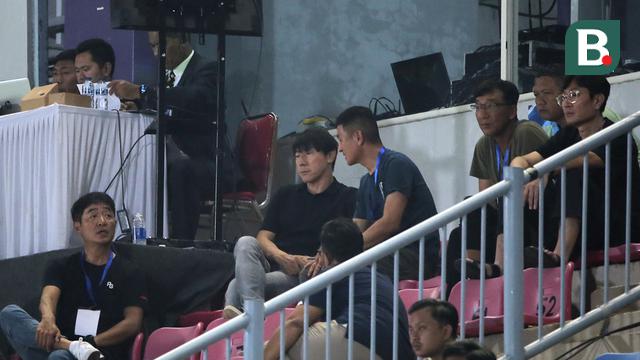 Foto: Momen Shin Tae-yong Nonton Pertandingan Dewa United Vs Persik Kediri, Mau Pantau Siapa?
