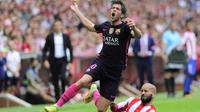 Pemain serba bisa Barcelona, Sergi Roberto (kiri) mendapat tekel dari bek Sporting Gijon, Alberto Lora, pada laga lanjutan La Liga 2016-2017, di Estadio El Molinon, Sabtu (24/9/2016). Roberto dianggap sukses menggantikan peran Dani Alves.  (AFP/Ander Gill