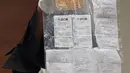 Penyidik KPK menunjukkan barang bukti struk ATM dalam OTT Bupati Ngada Marianus Sae di Gedung KPK, Jakarta, Senin (12/2). Akibat ditangkap KPK, Marianus Sae tak menghadiri penetapan calon Pilkada NTT. (Liputan6.com/Herman Zakharia)