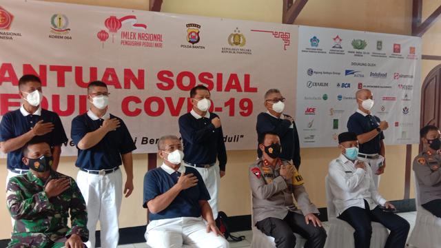 Pasien Isolasi Mandiri Mendapat Bantuan Beras 10kg. (Rabu, 23/03/2021). (Liputan6.com/Yandhi Deslatama).