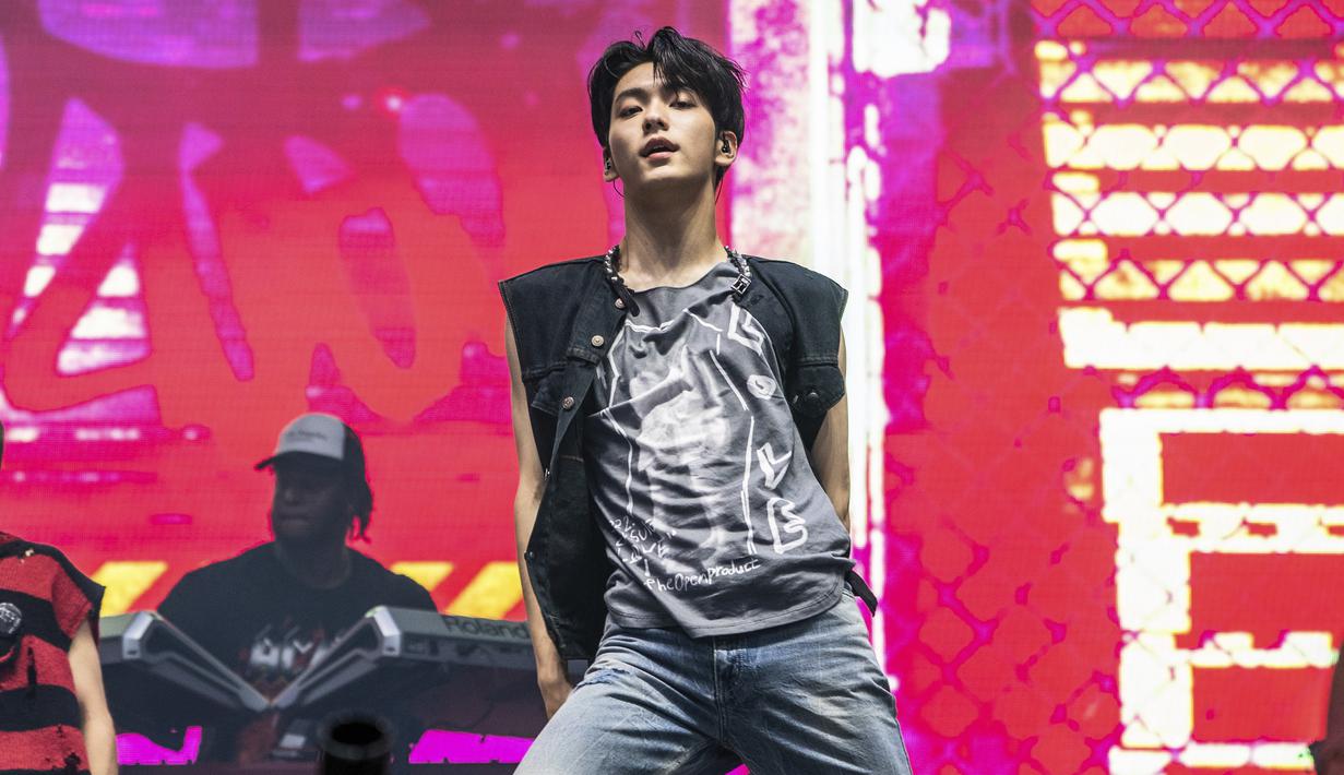 Soobin dari Tomorrow X Together tampil pada hari ketiga Festival Musik Lollapalooza di Grant Park, Chicago, Amerika Serikat, 30 Juli 2022. (Photo by Amy Harris/Invision/AP)