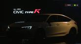 Honda Civic Type R keluar dari belakang panggung setelah pihak Honda Prospect Motor memaparkan spesifikasi dan sejarah Honda Civic Type R. Momen ini dipenuhi sorak sorai awak media dan tamu undangan serta pancaran sinar flash kamera. (Source: YouTube/Live Stream - Hondaisme)