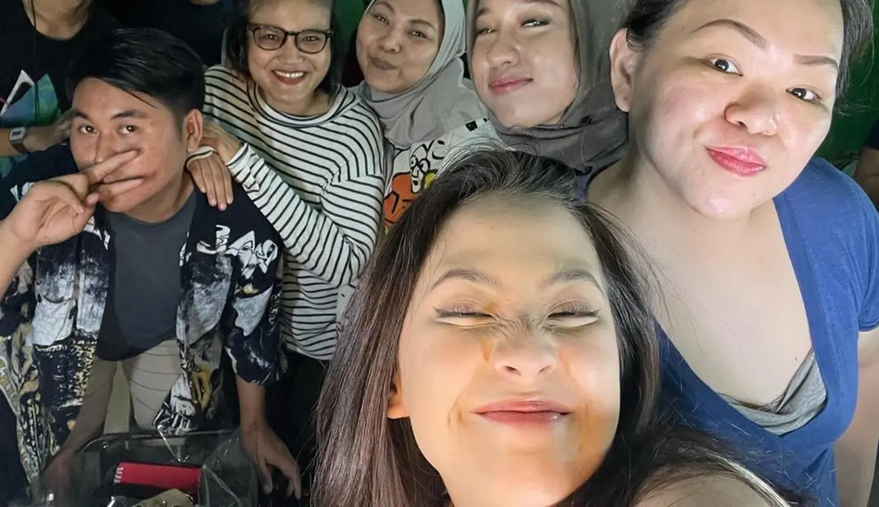 Sudah jajal berbagai genre film di usianya yang masih 20 tahun, artis yang memulai kariernya dengan menjadi anggota JKT48 ini banjir pujian dari publik. Aktingnya dipuji selalu memikat, banyak netizen yang menantikan akting Zara di film Munkar. Satu hari jelang film Munkar tayang, artis dengan nama lengkap Adhisty Zara Sundari Kusumawardhani ini bagikan foto di balik layar bersama kru dan pemain. (Liputan6.com/IG/@zaraadhsty)
