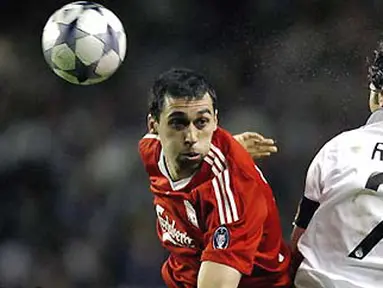 Bek Liverpool, Alvaro Arbeloa (kiri) berduel dengan striker Real Madrid, Raul, dalam partai Liga Champions putaran kedua di Anfield, Liverpool, 10 Maret 2009. AFP PHOTO/PAUL ELLIS