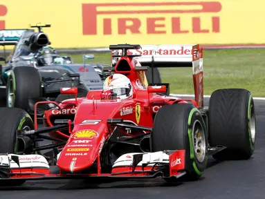 Pembalap Ferrari, Sebastian Vettel (depan) beraksi dengan Pembalap Mercedes, Nico Rosberg selama sesi latihan pertama di Autodromo Hermanos Rodriguez, Meksiko, (30/10/2015). Balapan akan berlangsung pada senin 2 November. (REUTERS/Henry Romero)