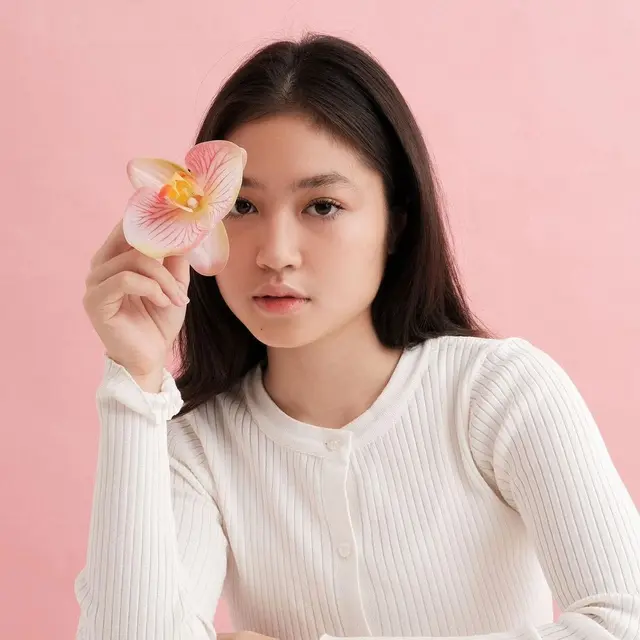 Baru Debut, Ini 6 Potret Anastasia Gabriella Putri Sendy Taroreh ‘Dari Jendela SMP’