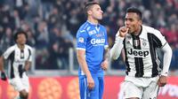 Bek Juventus, Alex Sandro, merayakan gol yang dicetaknya ke gawang Empoli pada laga Liga Italia di Stadion Juventus, Italia, Sabtu (25/2/2017). Juventus menang 2-0 atas Empoli. (AP/Alessandro Di Marco)