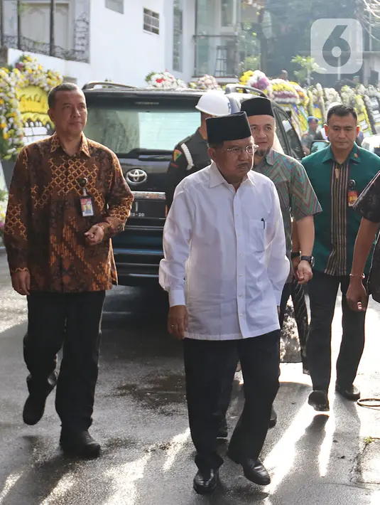 Wakil Presiden RI ke-10 dan ke-12 Jusuf Kalla saat melayat KH Salahuddin Wahid atau Gus Sholah di rumah duka kawasan Mampang Prapatan, Jakarta, Senin (3/2/2020). Gus Sholah akan dimakamkan di Jombang. (Liputan6.com/Herman Zakharia)