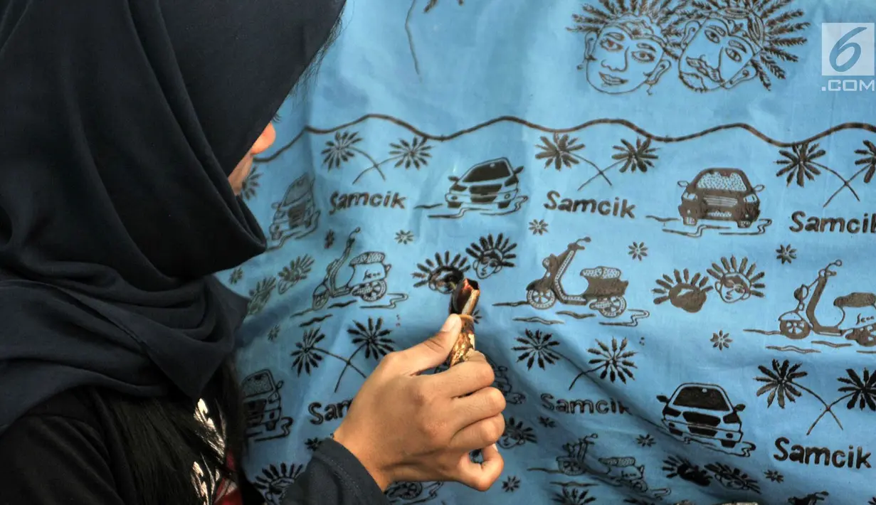 Pengrajin melakukan proses pencantingan saat membuat kain batik Betawi di rumah produksi Batik Seraci, Kampung Kebon Kelapa, Bekasi, Jawa Barat, Selasa (2/10). Kain Batik Seraci dipasarkan hingga ke Jepang dan Eropa. (Merdeka.com/Iqbal Nugroho)