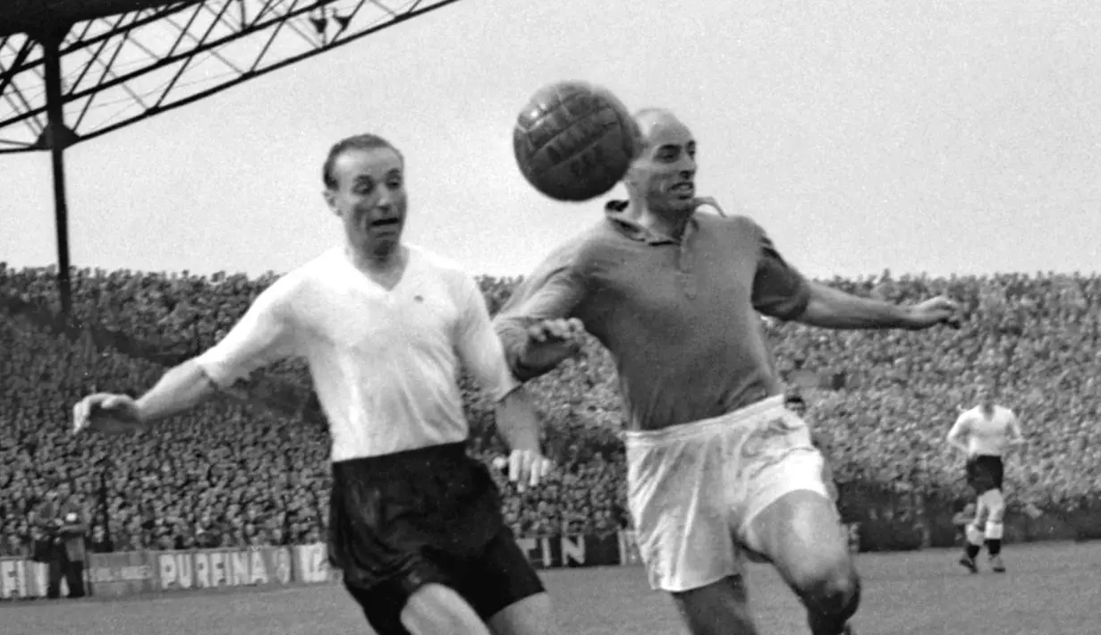 Sir Stanley Matthews (kiri) dianggap sebagai salah satu pemain terbaik sepanjang sejarah Inggris. Meski tidak pernah mempersembahkan trofi bagi Inggris, namun Matthews menjadi satu-satunya pesepakbola yang mendapat gelar kesatria saat masih aktif bermain. (Foto: AFP/Intercontinentale/Staff)