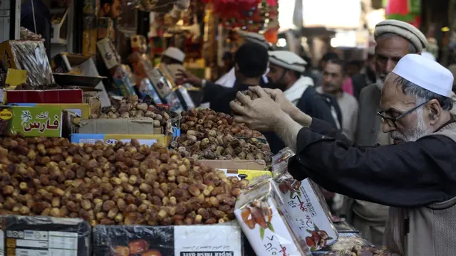 Toko-toko di Pakistan mulai menjual manisan jelang bulan suci Ramadhan. (AP/Muhammad Sajjad)