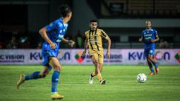 Pemain Dewa United, Ricky Kambuaya (tengah) mengumpan bola pada laga lanjutan BRI Liga 1 2023/2024 antara Persib Bandung melawan Dewa United FC di Stadion Gelora Bandung Lautan Api (GBLA), Bandung, Jumat (14/07/2023). (Bola.com/Bagaskara Lazuardi)