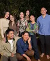 Rossa terlihat hadir merayakan ulang tahun Yura Yunita mengenakan atasan lengan panjang coklat kerah v neck. Ada juga Aaliyah Massaid mengenakan atasan cardigan coklat muda. [@aaliyah.massaid]