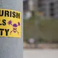 Stiker menentang pariwisata sebagai bagian dari protes anti-turis di Barcelona pada Mei 2017. (dok. PAU BARRENA / AFP)