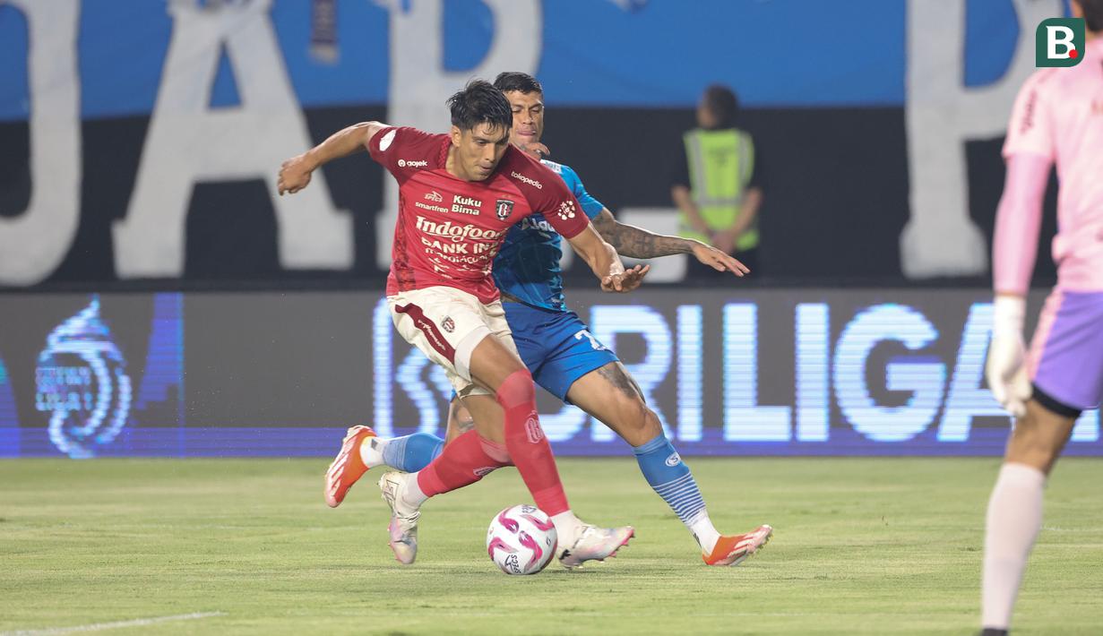 <p>Pemain Bali United, Elias Dolah (depan) berebut bola dengan pemain Persib Bandung, Ciro Alves pada laga leg kedua semifinal Championship Series BRI Liga 1 2023/2024 di Stadion Si Jalak Harupat, Soreang, Kabupaten Bandung, Sabtu (18/5/2024). (Bola.com/Abdul Aziz)</p>