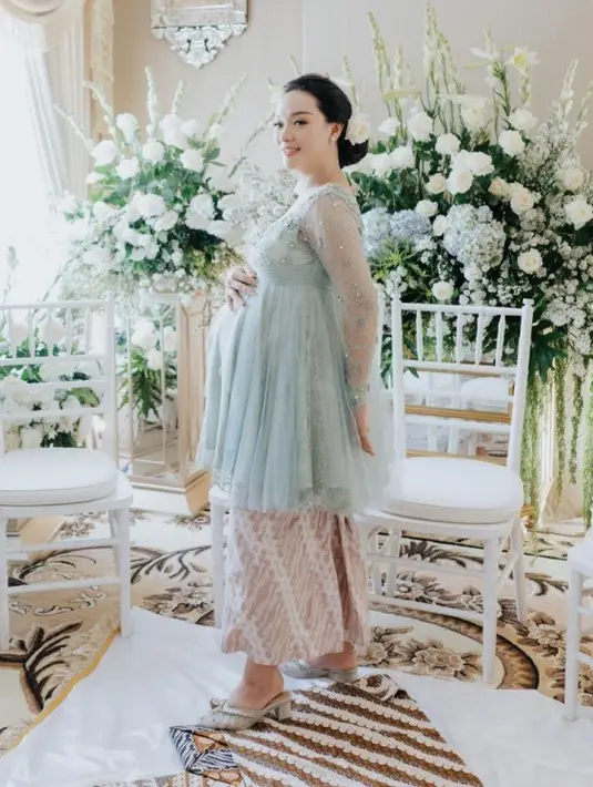 Zaskia Gotik tampil mengenakan kebaya berpayet lengan transparan, dengan detail organza di bagian bawah kebaya. Padukan dengan kain batik dan kitten heels. (@zaskia_gotix)