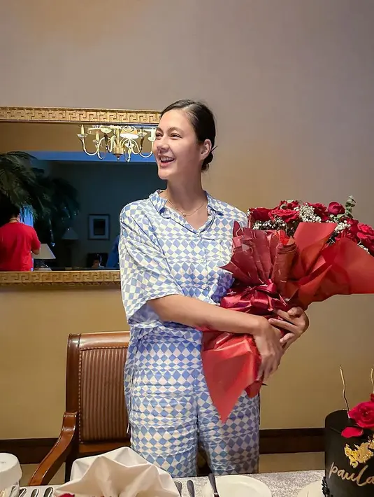 <p>Baim lantas memberikan sebuket bunga. Suasana ruangan juga didekorasi dengan romantis. Potret bahagia Paula di momen pergantian usianya. Ia mengaku kejutan ini tak seperti biasanya. [Instagram/baimwong]</p>