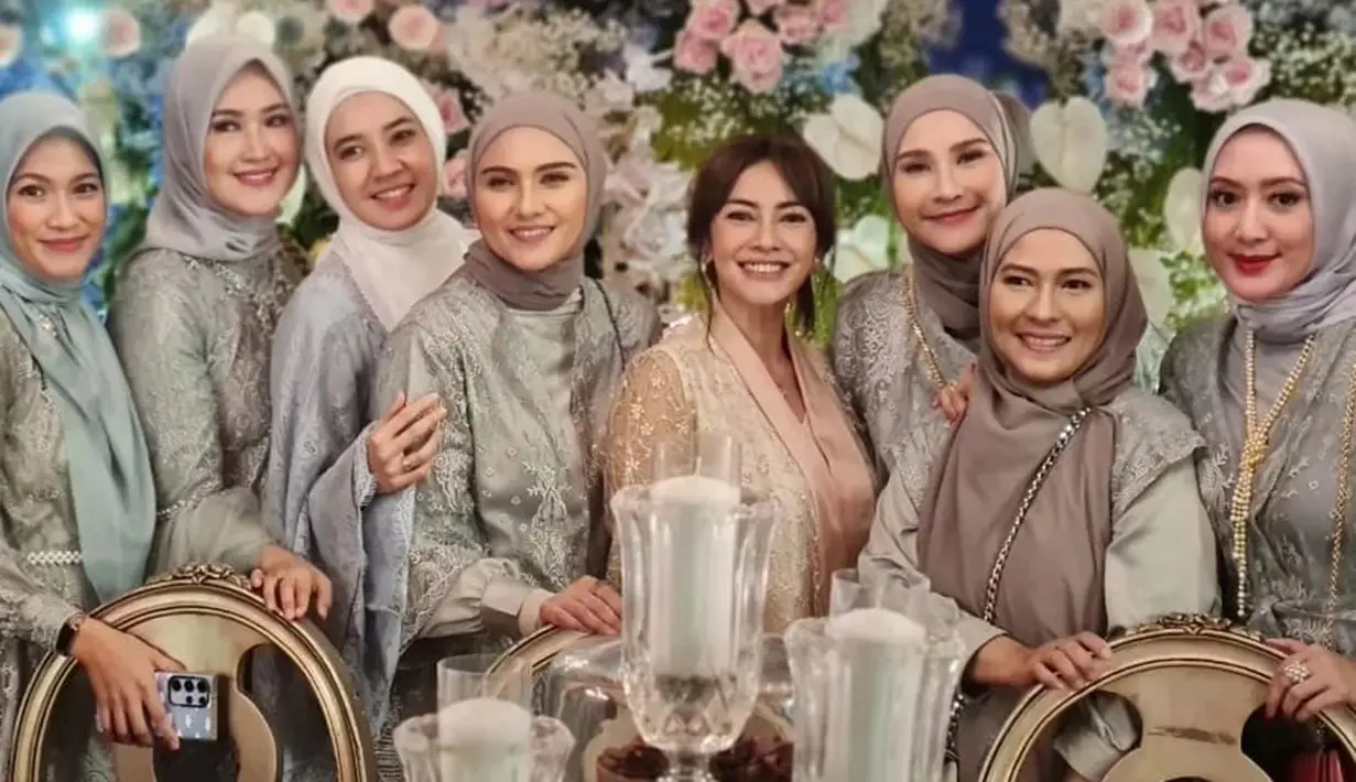 Dua artis yang disebut ratu sinetron itu juga sering bertemu dalam berbagai acara. Salah satunya, saat menghadiri acara pernikahan Sahrul Gunawan dan Dine Mutiara beberapa waktu lalu. Keduanya tampil menawan bersama para seleb wanita yang juga menjadi tamu undangan. (Liputan6.com/IG/@dude2harlino)