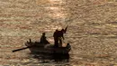 Nelayan melemparkan jala dari perahu saat matahari terbenam ke laut Mediterania di daerah Dbayeh, utara ibukota Beirut (5/12/2019). Laut Tengah, kadangkala disebut Laut Mediterania adalah laut antarbenua yang terletak antara Eropa di utara, Afrika di selatan dan Asia di timur. (AFP/Josep Eid)