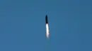 Peluncuran uji coba Rudal ballistik jarak jauh Hwasong-12 (Mars-12) di Korea Utara, Selasa (15/5). Rudal Hwansong-12 mampu mencapai ketinggian 2.000km dan menempuh jarak sekitar 700km. (AFP/KCNA)