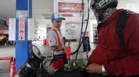 Petugas mengisi BBM pada sebuah motor di salah satu SPBU, Jakarta, Sabtu (5/1/2019). PT Pertamina (Persero) menurunkan harga BBM non subsidi masing-masing Dexlite Rp 200 per liter, dan Dex Rp 100 per liter. (Liputan6.com/Angga Yuniar)