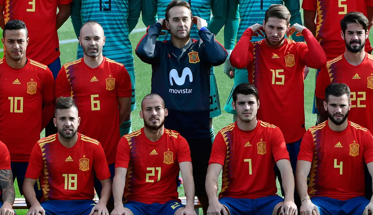 Pemain timnas Spanyol berpose mengenakan jersey terbaru di "Ciudad del Futbol" di Las Rozas, dekat Madrid (8/11). Jersey terbaru ini akan digunakan Spanyol untuk Piala Dunia 2018 di Rusia. (AFP Photo/Pierre Philippe Marcou)