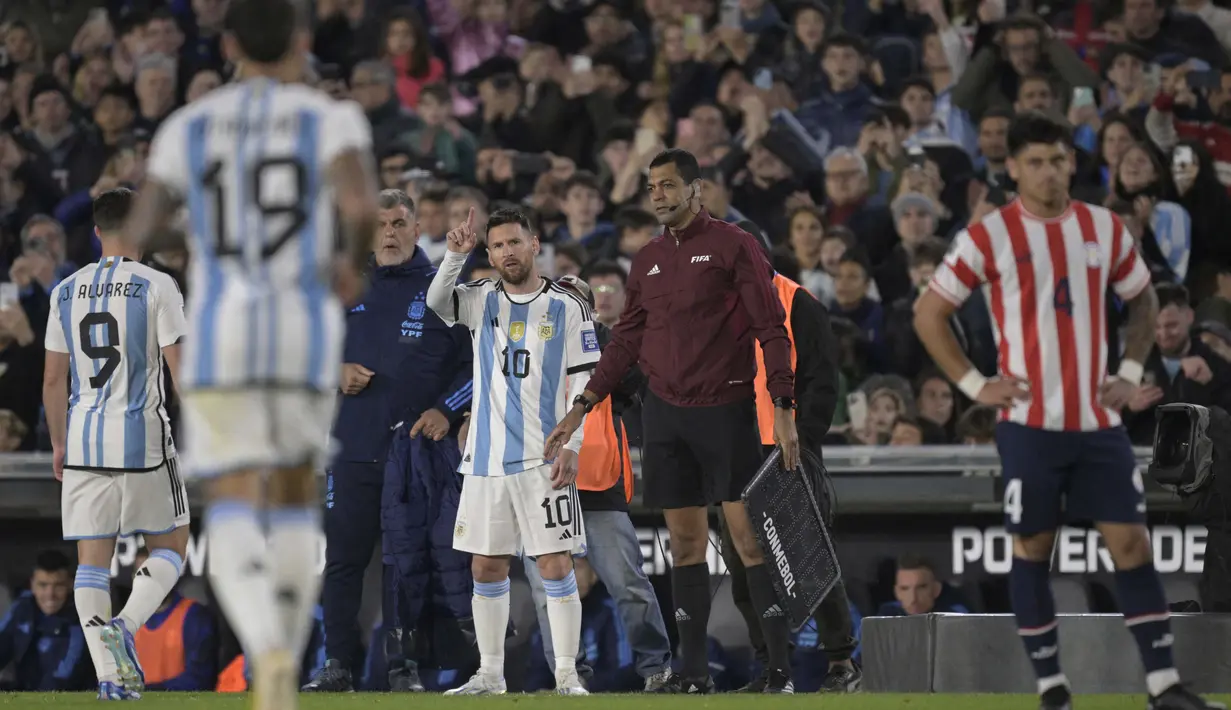 Pemain Timnas Argentina, Lionel Messi (tengah), memberikan instruksi ke Nicolas Otamendi (dua kiri) untuk tetap memakai ban kapten saat pertandingan Kualifikasi Piala Dunia 2026 zona CONMEBOL melawan Paraguay di Stadion Mas Monumental, Jumat (13/10/2023) pagi WIB. (AFP/Juan Mabromata)