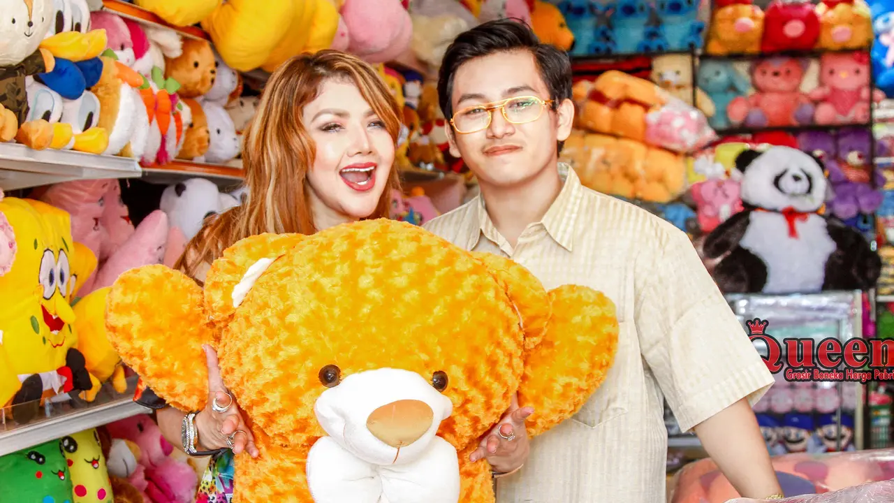 Ian Wibowo dan Barbie Kumalasari saat berbelanja boneka