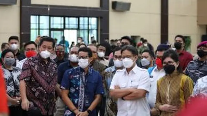 Budi Gunadi dan Sandiaga Uno memantau proses vaksinasi Covid-19 di Graha Gubernuran Sulut, Jumat (5/3/2021).