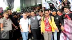 Sejumlah masyarkat sipil melepas mantan Wakil Ketua KPK Bambang Widjojanto di gedung KPK, Jakarta (18/12). BW telah habis masa jabatannya seiring dipilihnya pimpinan baru KPK periode 2015-2019. (Liputan6.com/Helmi Afandi)