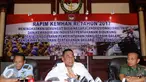 Menteri Pertahanan RI, Ryamizard Ryacudu (tengah) memberi keterangan usai Rapim Kemenhan RI tahun 2017 di Jakarta, Kamis (12/1). Rapat dihadiri sejumlah menteri serta Kepala Staff Angkatan dan berlangsung tertutup. (Liputan6.com/Helmi Fithriansyah) 