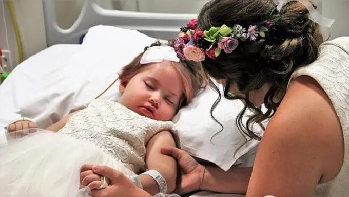 Kondisi sang anak yang kritis membuat pasangan ini menikah di rumah sakit. (Sumber Foto: Dailymail)