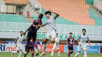 Bek anyar PSIS Semarang, Ryo Fujii, saat berduel udara dengan pemain asing RANS Nusantara FC, Makan Konate, pada laga lanjutan BRI Liga 1 2022/2023 di Stadion Pakansari, Bogor, Senin (16/1/2023). (DOK PSIS)