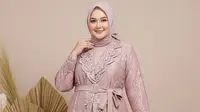 7 Model Gamis Blazer Brokat untuk Wanita Berhijab Gemuk yang Ingin Tampil Modis