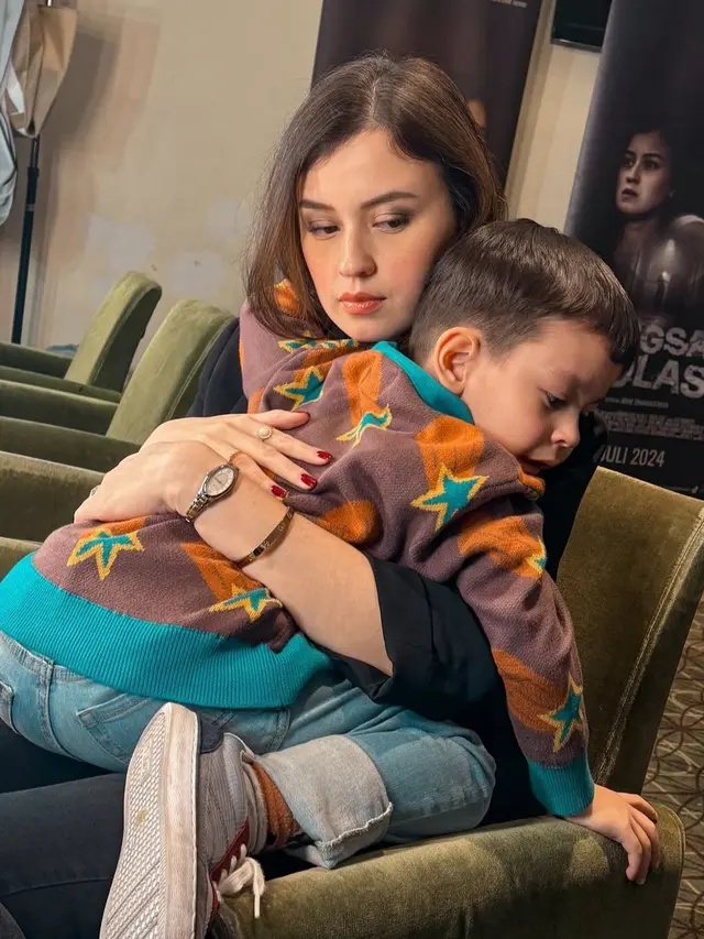 Gaya Natural Kimberly Ryder Jadi Inspirasi Ibu Masa Kini (Instagram/@kimbrlyryder)