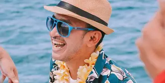 Memiliki rutinitas yang padat membuat banyak orang butuh melakukan hal yang menyenangkan. Ruben Oncu punya cara unik dalam mengatasi rasa bosennya ditengah macet. (Instagram/ruben_onsu)