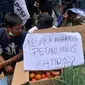 Para petani membawa hasil panen mereka saat menggelar aksi demonstrasi memperingati Hari Tani Nasional di depan Kantor Guberner Jawa Barat, Gedung Sate Jalan Diponegoro, Kota Bandung, (26/9/2022). (Liputan6.com/Dikdik Ripaldi)