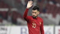 Gelandang Timnas Indonesia, Stefano Lilipaly, menyapa suporter usai mengalahkan Timor Leste pada laga Piala AFF 2018 di SUGBK, Jakarta, Selasa (13/11). Indonesia menang 3-1 atas Timor Leste. (Bola.com/Yoppy Renato)