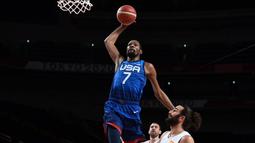 Pemain basket asal Amerika Serika Kevin Wayne Durant melewati pemain Spanyol Ricard Rubio dalam pertandingan bola basket perempat final putra pada Olimpiade Tokyo 2020 di Saitama Super Arena, Jepang, Selasa (3/8/2021). (Foto: AFP/Aris Mesinis)