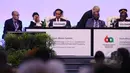 Presiden Jokowi (tengah) dan Menlu Retno Marsudi (kedua kiri) saat pembukaan Konferensi Tingkat Tinggi (KTT) Asia Afrika tahun 2015 di Jakarta Convention Center, Rabu (22/4). (Liputan6.com/Herman Zakharia)