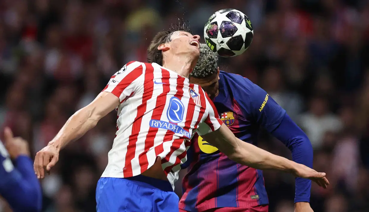 Memasuki babak kedua, tempo permainan sempat sedikit menurun. Tampak dalam foto, bek Atletico Madrid asal Spanyol, Robin Le Normand (kiri) berebut bola dengan bek Ronald Federico Araujo da Silva (Barcelona) selama pertandingan leg kedua perempat final Liga Champions 2025/2026 di Stadion Metropolitano, Madrid pada Selasa 14 April 2026 waktu setempat atau Rabu (15/4/2026) dini hari WIB. (Oscar DEL POZO/AFP)