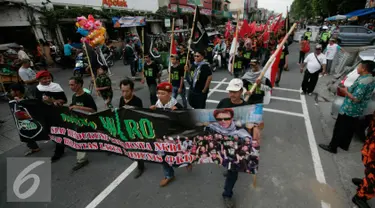 Sejumlah elemen masyarakat mengikuti aksi peringatan pemberontakan G 30 S-PKI di Jl Malioboro,Yogyakarta, Jumat (30/9). Aksi ini dilakukan untuk menangkal paham komunisme di Indonesia. (Liputan6.com/ Boy Harjanto)
