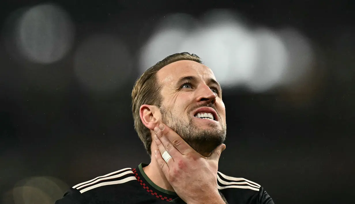 Ekspresi pemain Bayern Munchen, Harry Kane setelah timnya kalah dari Arsenal dalam laga Liga Champions 2025/2026 di Emirates Stadium, London, Rabu (26/11/2025) waktu setempat. (AP Photo/Kin Cheung)