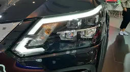 Sektor penerangan depan ditunjang oleh quad LED projector yang menjanjikan penerangan maksimal di malam hari lengkap dengan fitur auto leveling. LED DRL seperti yang ada di Nissan Patrol menjadi identitas bahwa Terra masuk ke jajaran SUV dari Nissan. Lampu seinnya masih mengadopsi bohlam halogen.