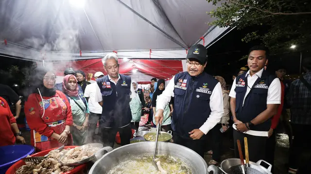 Kunjungi Korban Banjir di Bekasi, Mensos dan Wamensos Ikut Siapkan Makan Sahur