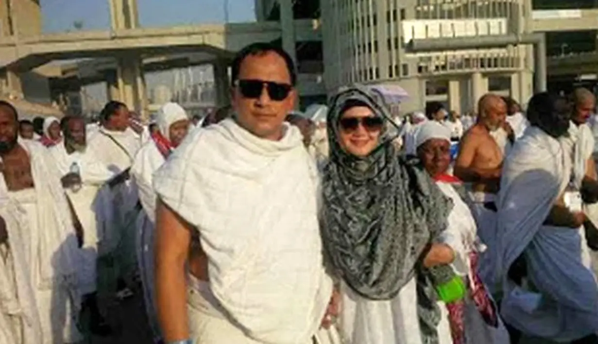 Pengalaman berbeda dirasakan artis mualaf Bella Saphira. Usai nikah, ia berhaji bersama suaminya, Agus Surya Bhakti. Di malam kedua, saat berada didepan Kakbah, Bella Saphira bisa membaca buku dari jam 2 malam hingga jam delapan pagi. (Istimewa)