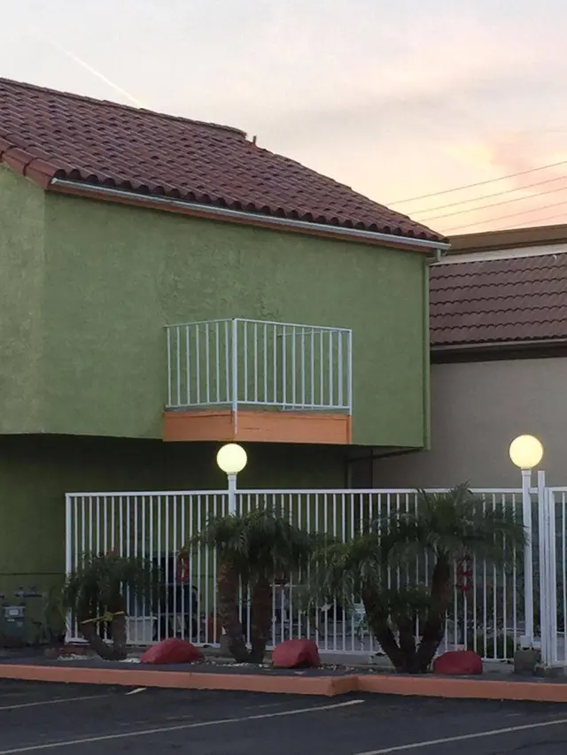10 Potret Absurd Balkon Salah Desain Ini Jadi Tak Beguna