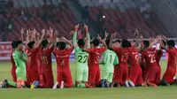 Pemain Timnas Indonesia U-19 merayakan kesuksesan lolos Piala AFC 2020 usai mengimbangi Korea Utara. (Liputan6.com/Helmi Fithriansyah)